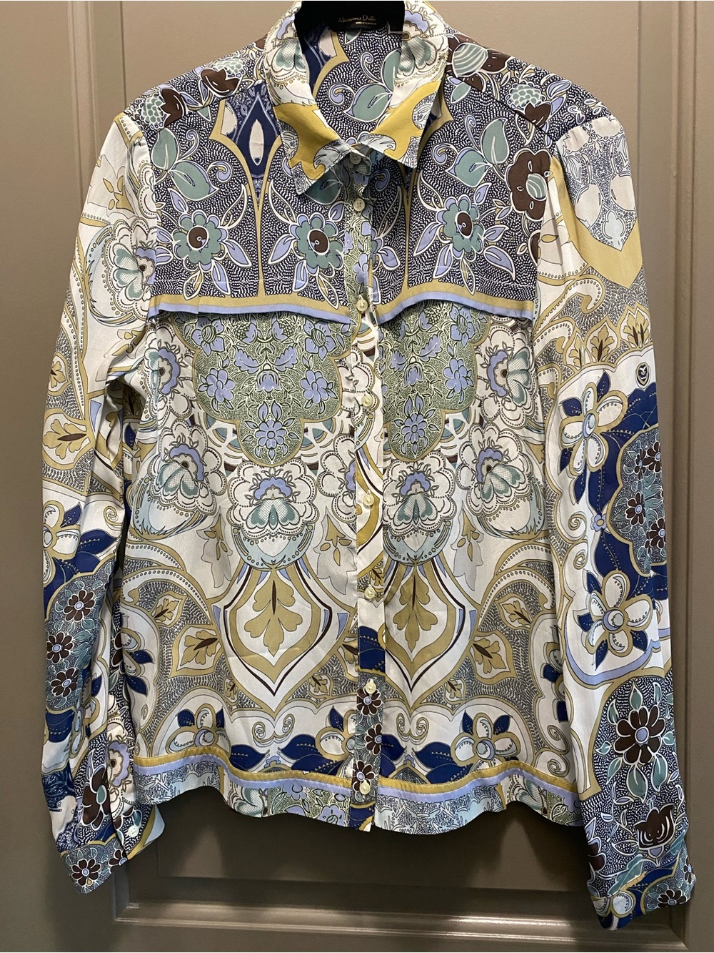 Massimo Dutti Blouse. Size 6. Viscose and Silk. Beautiful colors. Quality